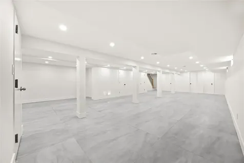 226-07 76 Road Bayside NY 11364