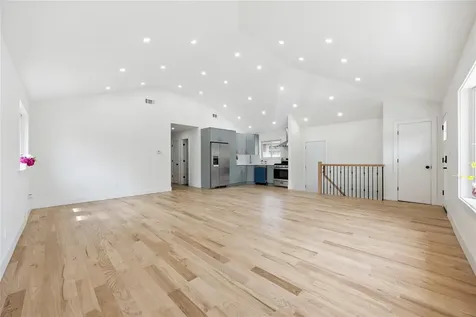 226-07 76 Road Bayside NY 11364