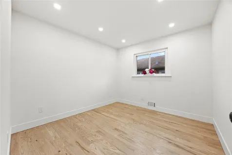 226-07 76 Road Bayside NY 11364