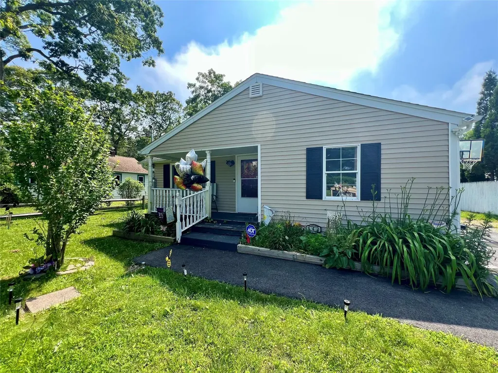 142 Daisy Drive Mastic Beach NY 11951