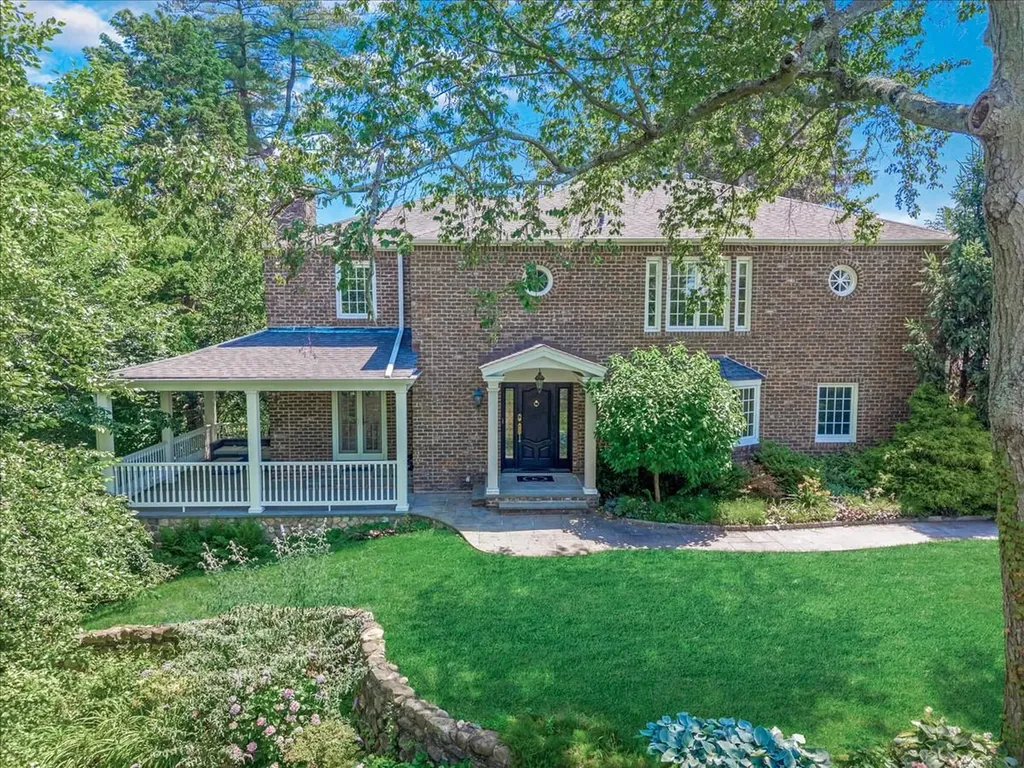44 Mountain Cut Manhasset NY 11030