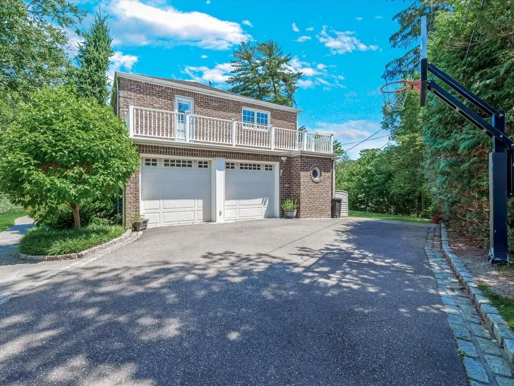44 Mountain Cut Manhasset NY 11030