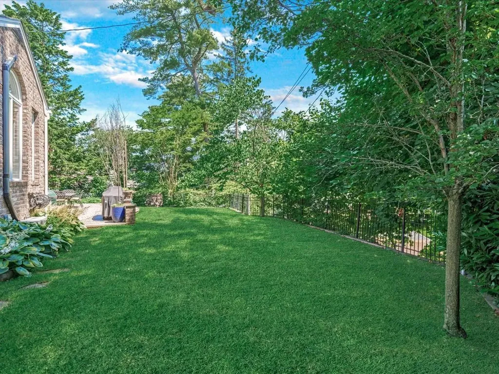 44 Mountain Cut Manhasset NY 11030