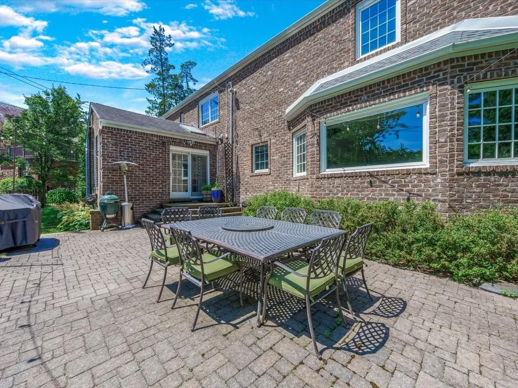 44 Mountain Cut Manhasset NY 11030