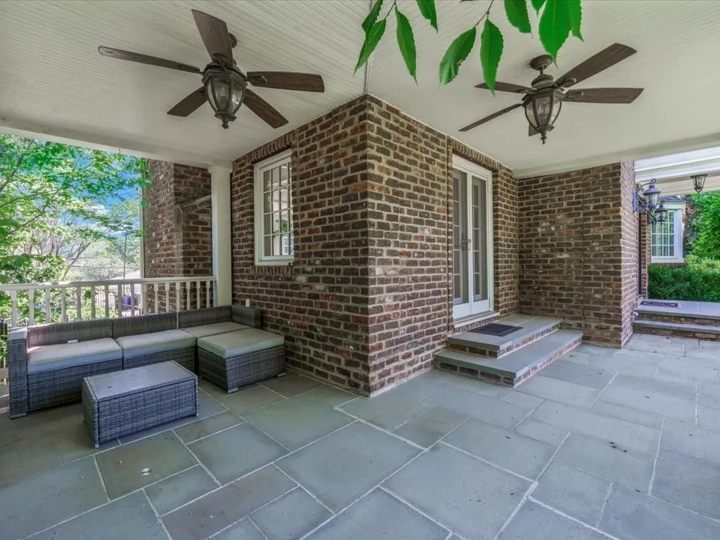 44 Mountain Cut Manhasset NY 11030