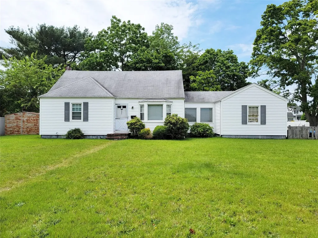 392 3rd Avenue Bayport NY 11705