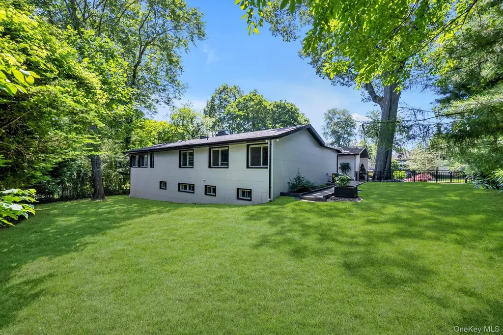 3 Horseshoe Lane Great Neck NY 11020