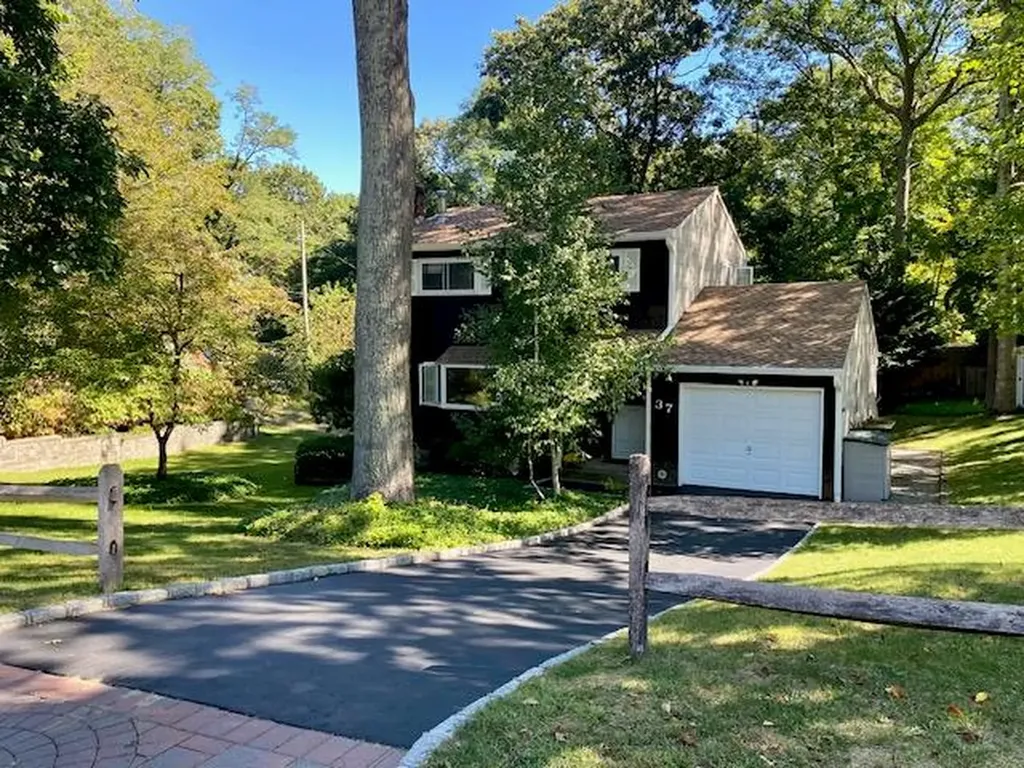 37 Hewlett Drive Sound Beach NY 11789