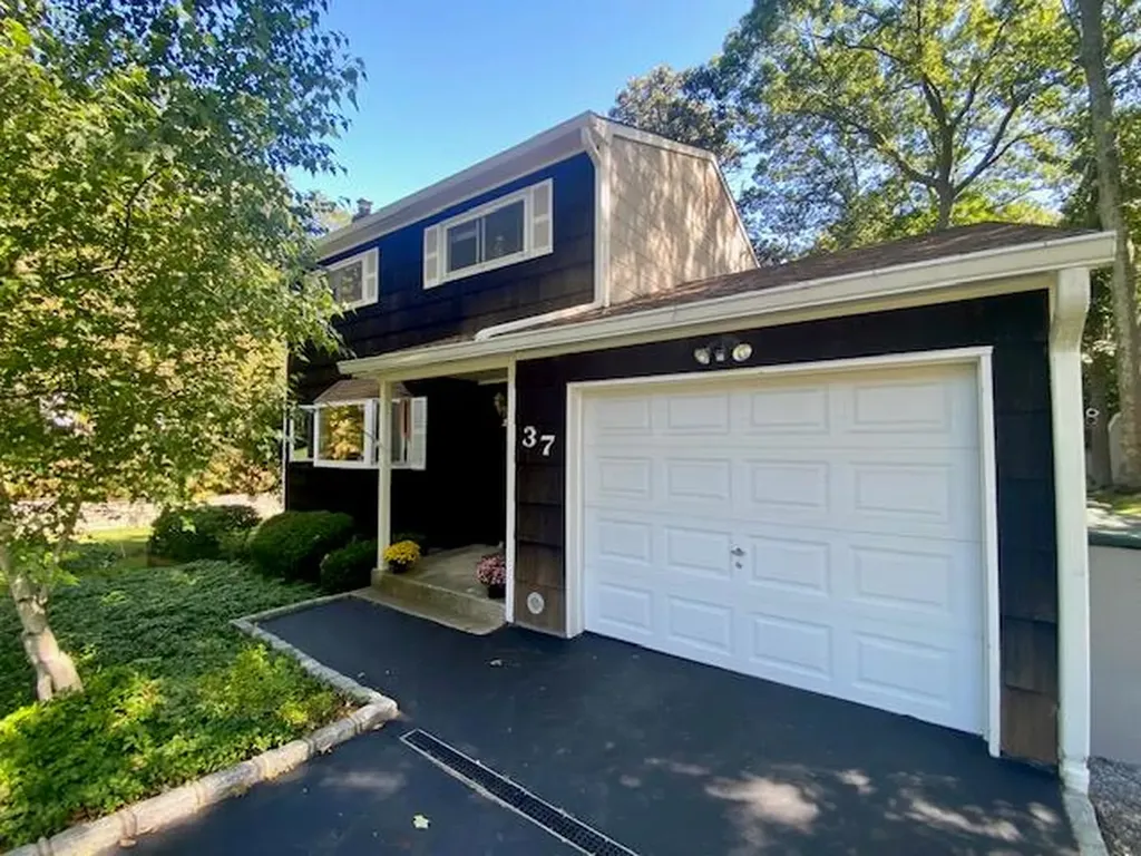 37 Hewlett Drive Sound Beach NY 11789