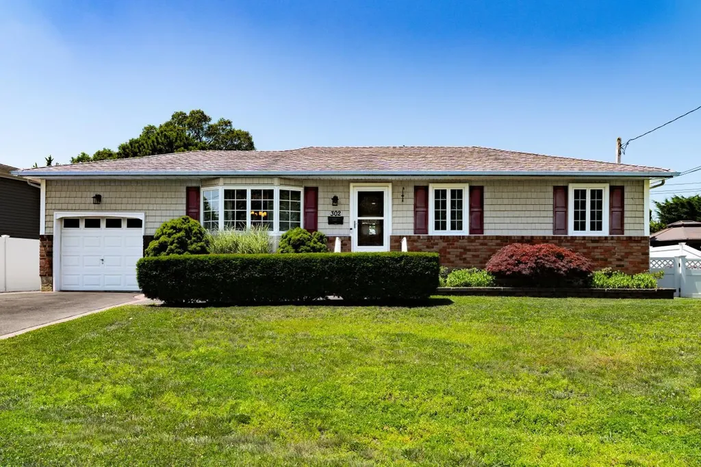 302 Carlls Path Deer Park NY 11729