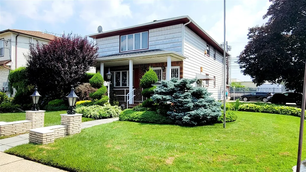 250 Maple Place Mineola NY 11501