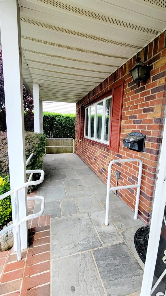 250 Maple Place Mineola NY 11501