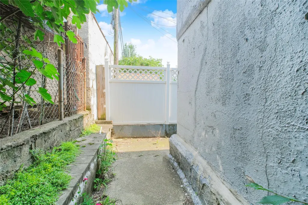 2123 W 9th Street Brooklyn NY 11223