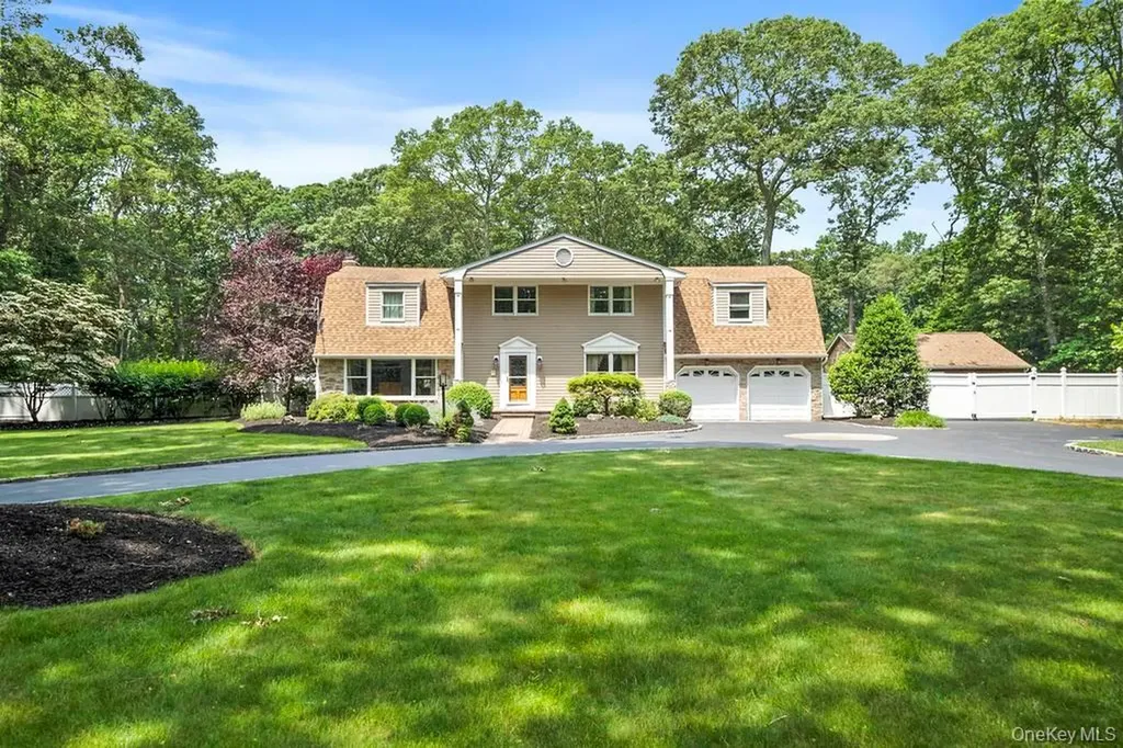 15 Stillwood Road Brookhaven NY 11719