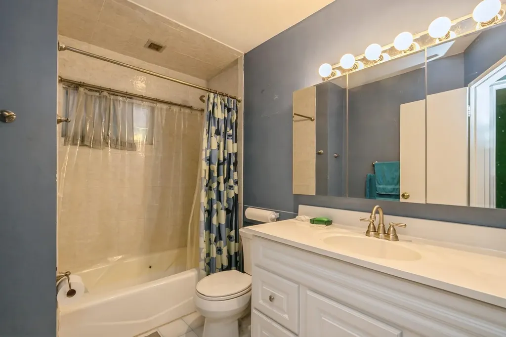 17 Sugarwood Lane Commack NY 11725