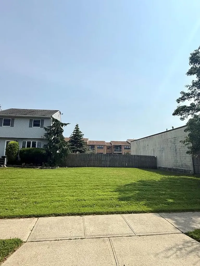 77 Hampton Place Freeport NY 11520