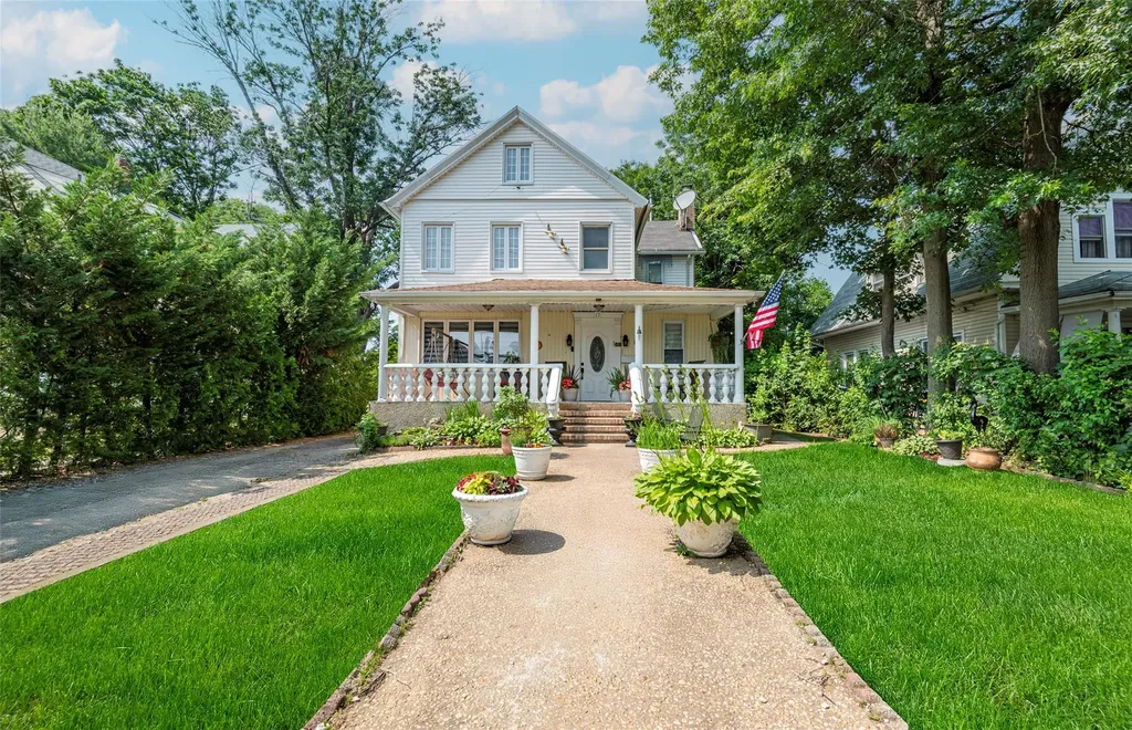 17 Hicks Lane Great Neck NY 11024