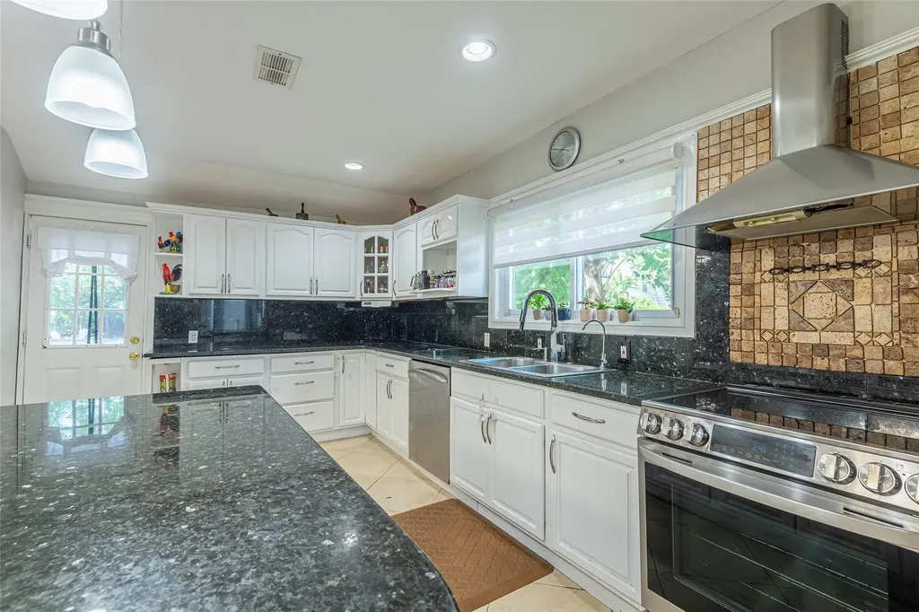 17 Hicks Lane Great Neck NY 11024