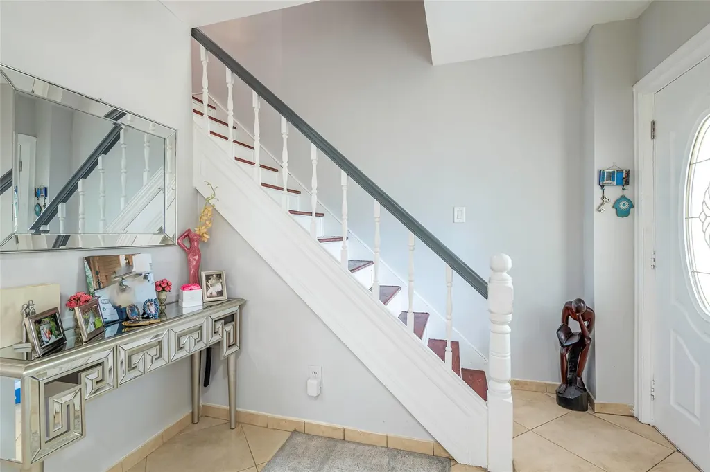 17 Hicks Lane Great Neck NY 11024