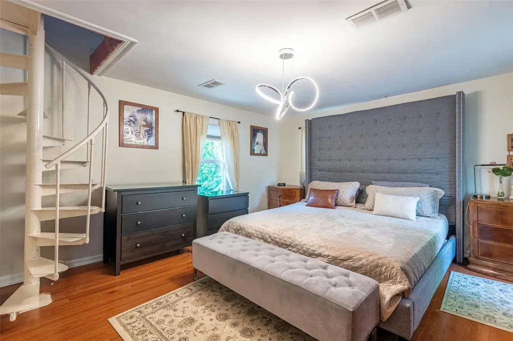 17 Hicks Lane Great Neck NY 11024