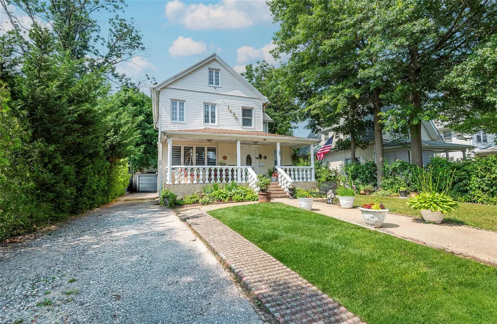 17 Hicks Lane Great Neck NY 11024