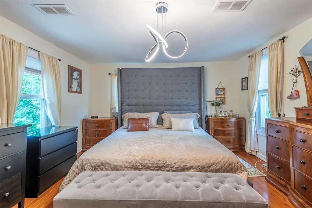 17 Hicks Lane Great Neck NY 11024