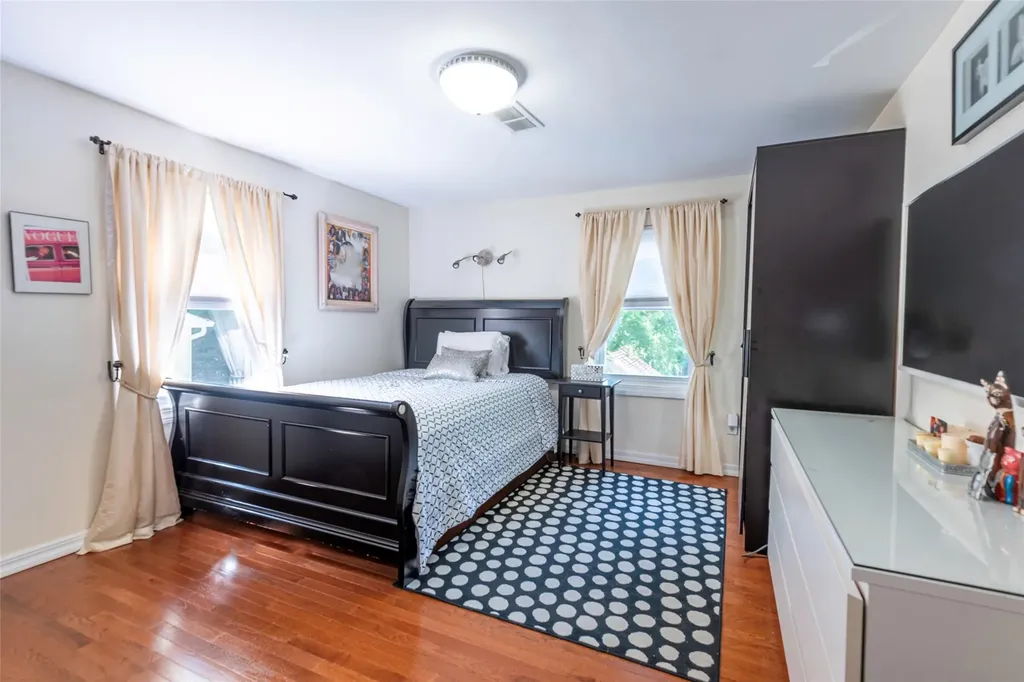 17 Hicks Lane Great Neck NY 11024