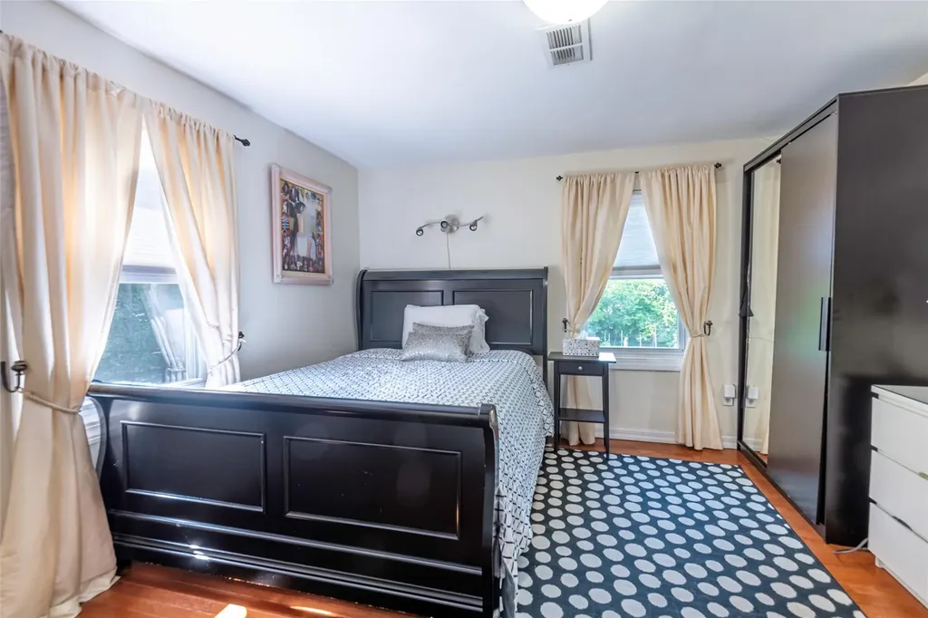 17 Hicks Lane Great Neck NY 11024