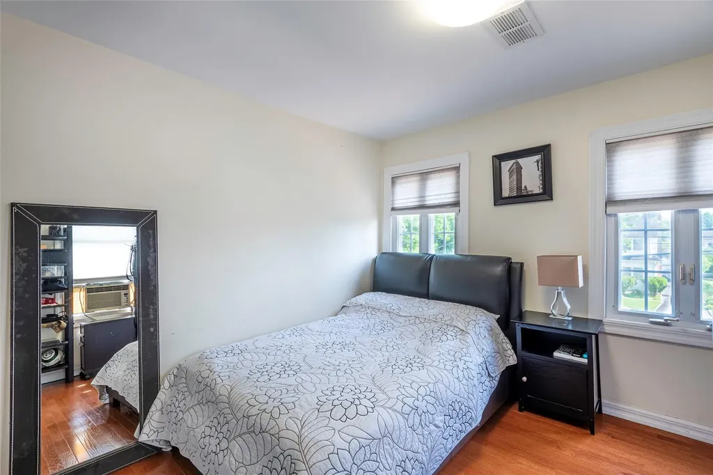 17 Hicks Lane Great Neck NY 11024