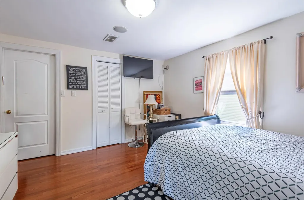 17 Hicks Lane Great Neck NY 11024