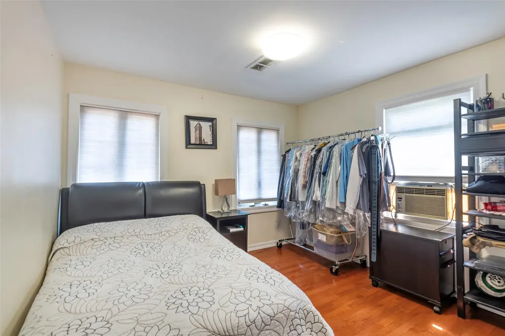 17 Hicks Lane Great Neck NY 11024