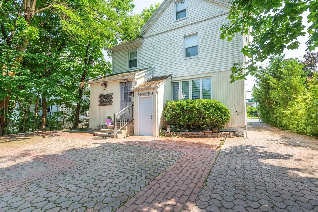 17 Hicks Lane Great Neck NY 11024