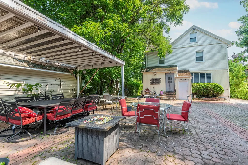 17 Hicks Lane Great Neck NY 11024
