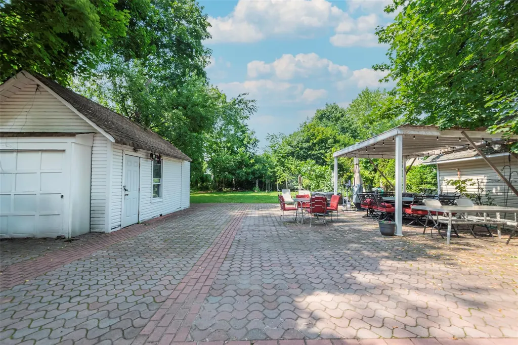 17 Hicks Lane Great Neck NY 11024