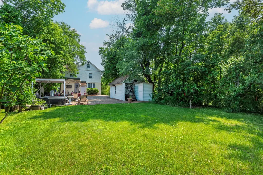 17 Hicks Lane Great Neck NY 11024