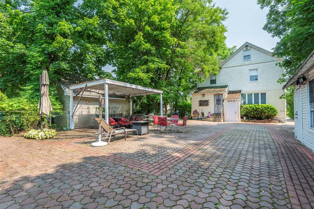 17 Hicks Lane Great Neck NY 11024