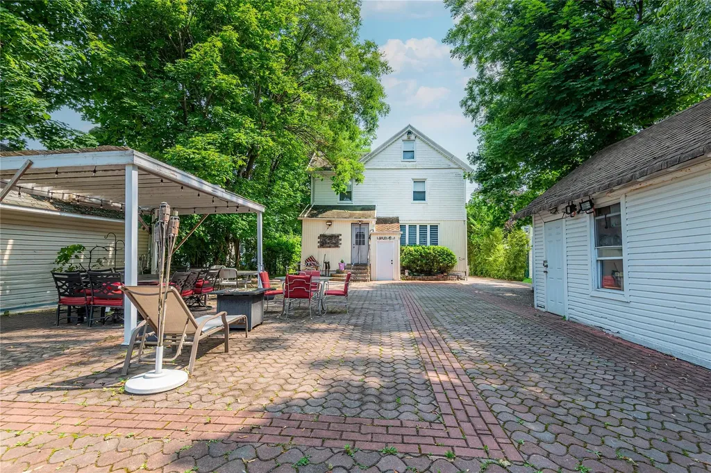 17 Hicks Lane Great Neck NY 11024