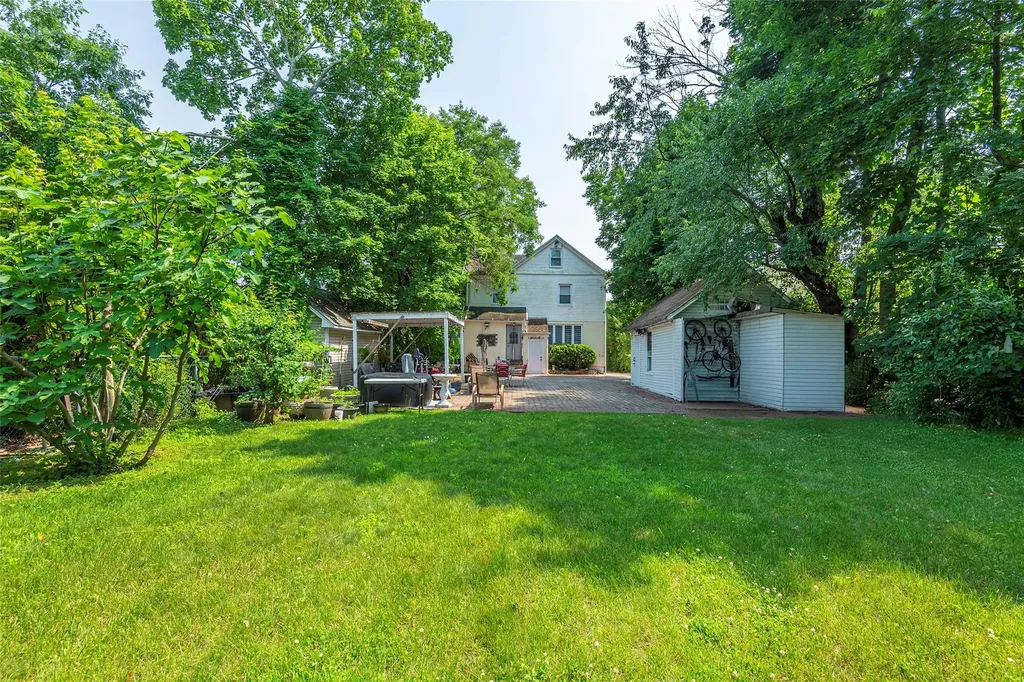 17 Hicks Lane Great Neck NY 11024