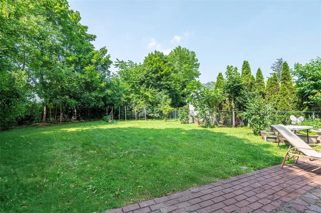 17 Hicks Lane Great Neck NY 11024