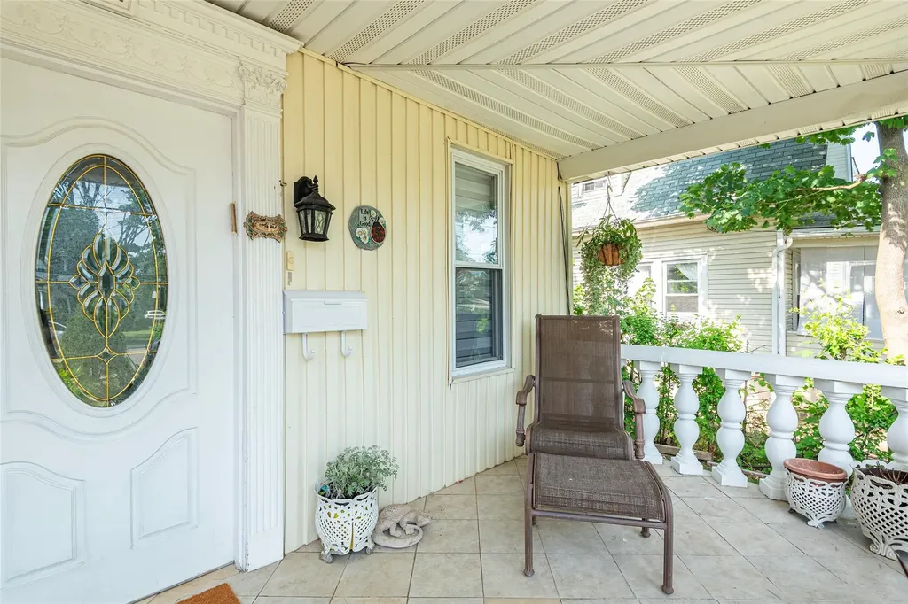 17 Hicks Lane Great Neck NY 11024