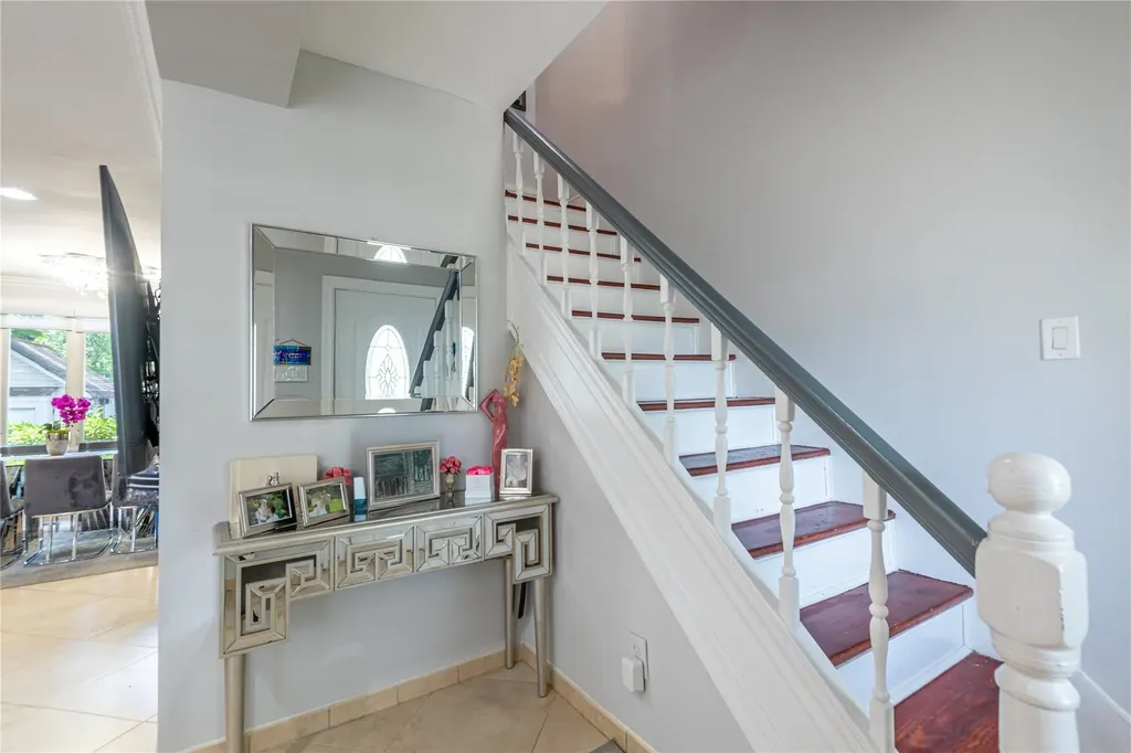 17 Hicks Lane Great Neck NY 11024