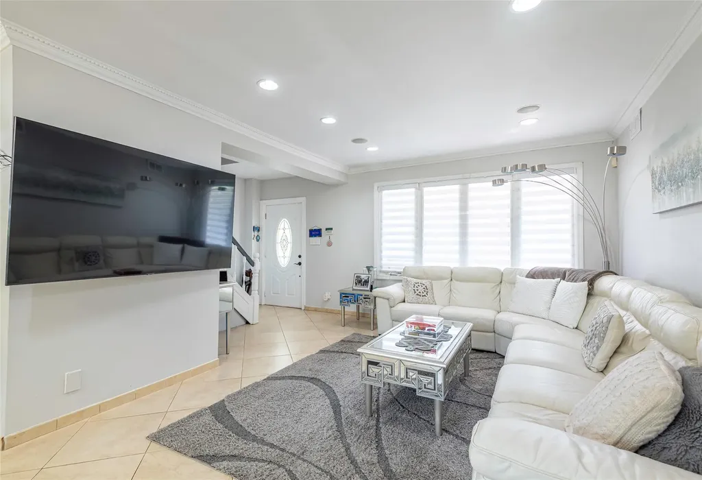 17 Hicks Lane Great Neck NY 11024