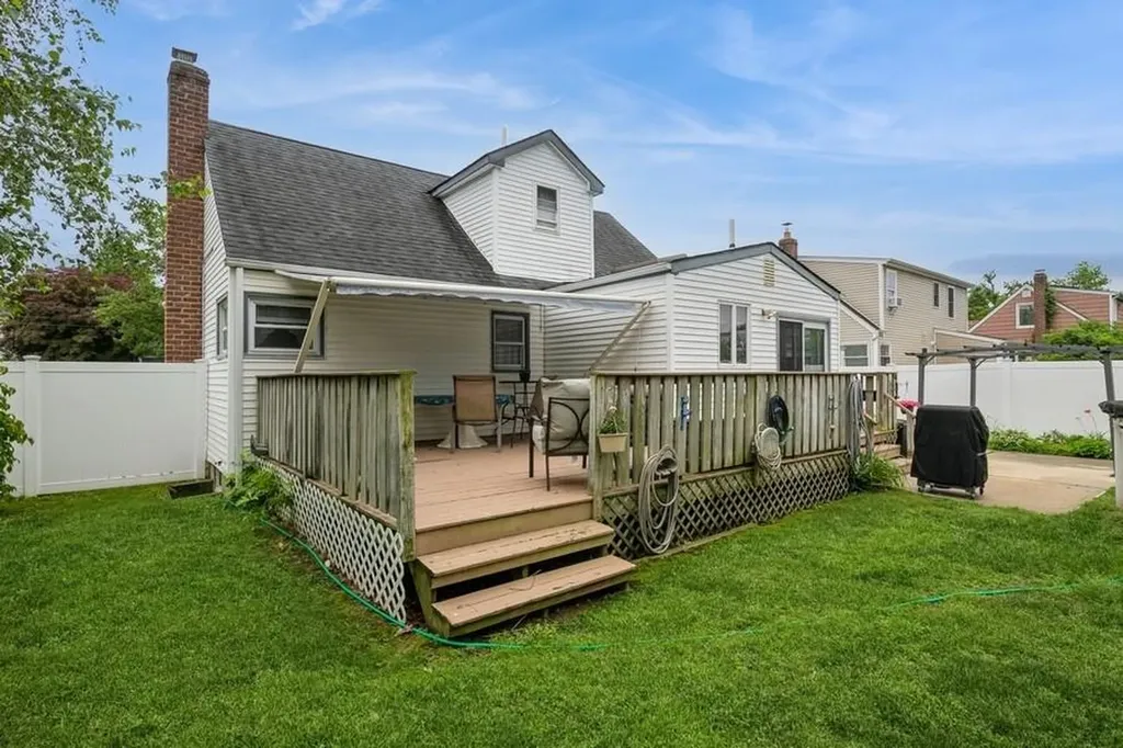 487 17th Street West Babylon NY 11704