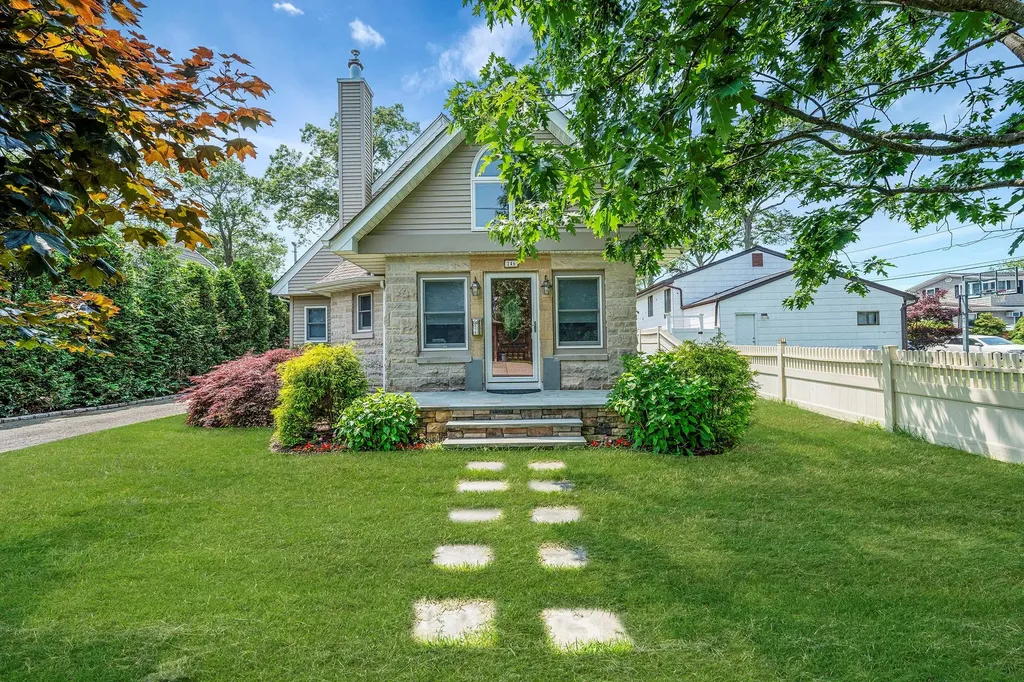 246 Cadman Avenue Babylon NY 11702