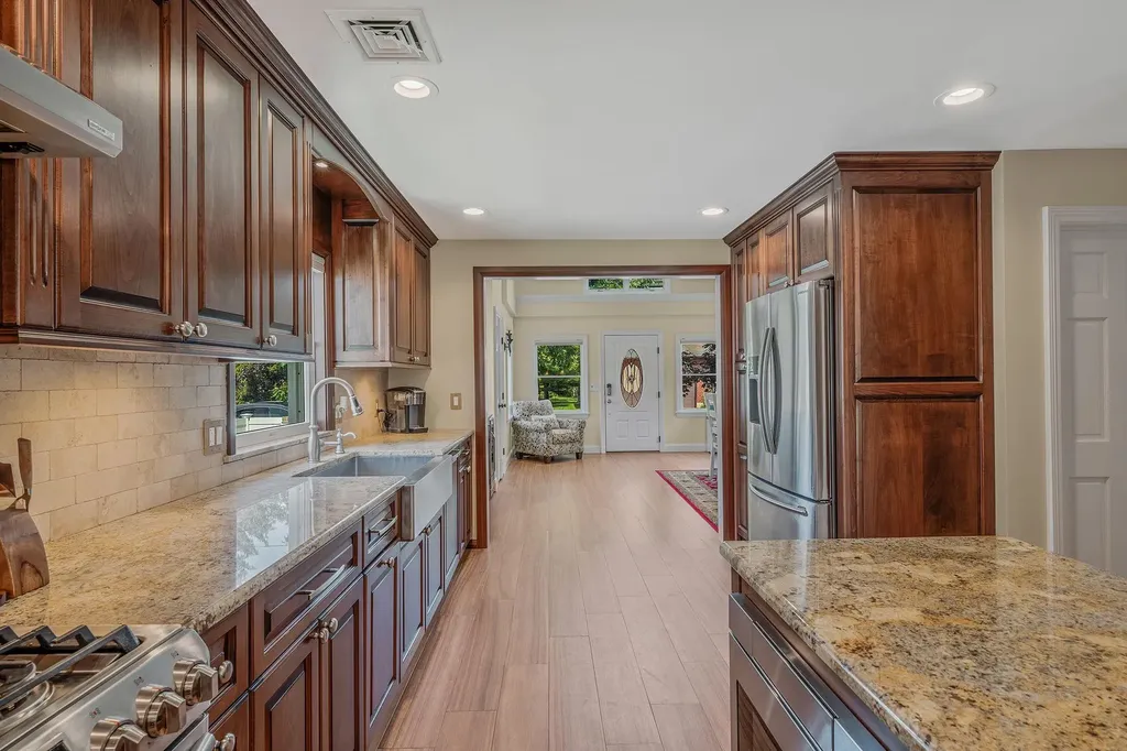 246 Cadman Avenue Babylon NY 11702