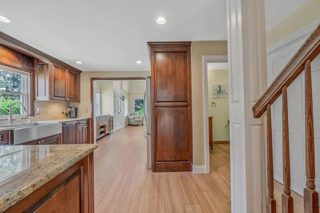 246 Cadman Avenue Babylon NY 11702