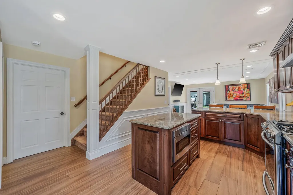 246 Cadman Avenue Babylon NY 11702