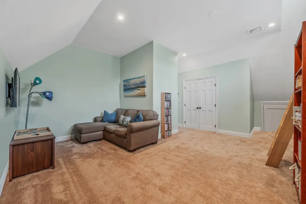 246 Cadman Avenue Babylon NY 11702