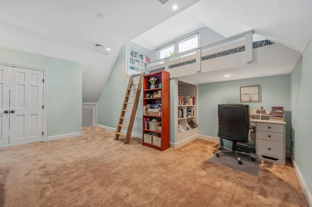246 Cadman Avenue Babylon NY 11702