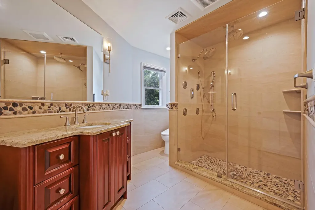 246 Cadman Avenue Babylon NY 11702